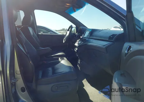 2010 Honda Odyssey Touring z USA, uszkodzony, nr VIN 5FNRL3H99AB012136